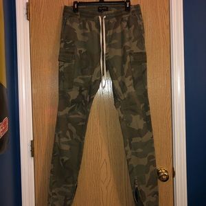Camouflage tapered skinny pants